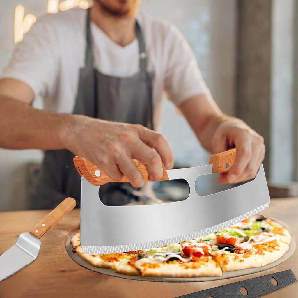 Tagliapizza in acciaio inox con pala e manico in legno: preciso, elegante e facile da pulire. Il set ideale per pizza, dolci e torte.